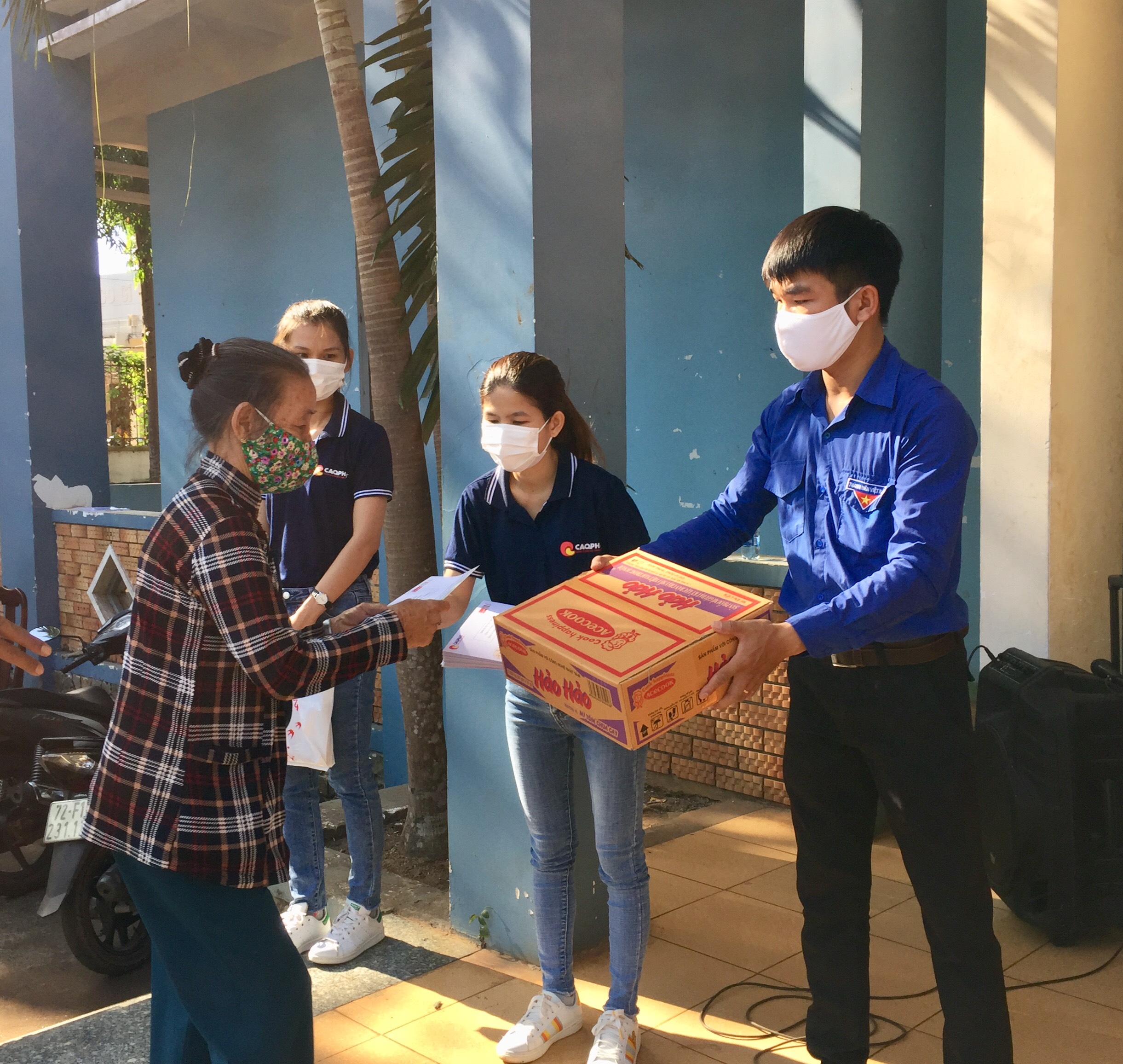 Đại diện Công ty TNHH Cao Phát và Công ty TNHH Thương mại – Dịch vụ Phúc Vinh trao quà cho người nghèo tại xã Xà Bang (huyện Châu Đức).