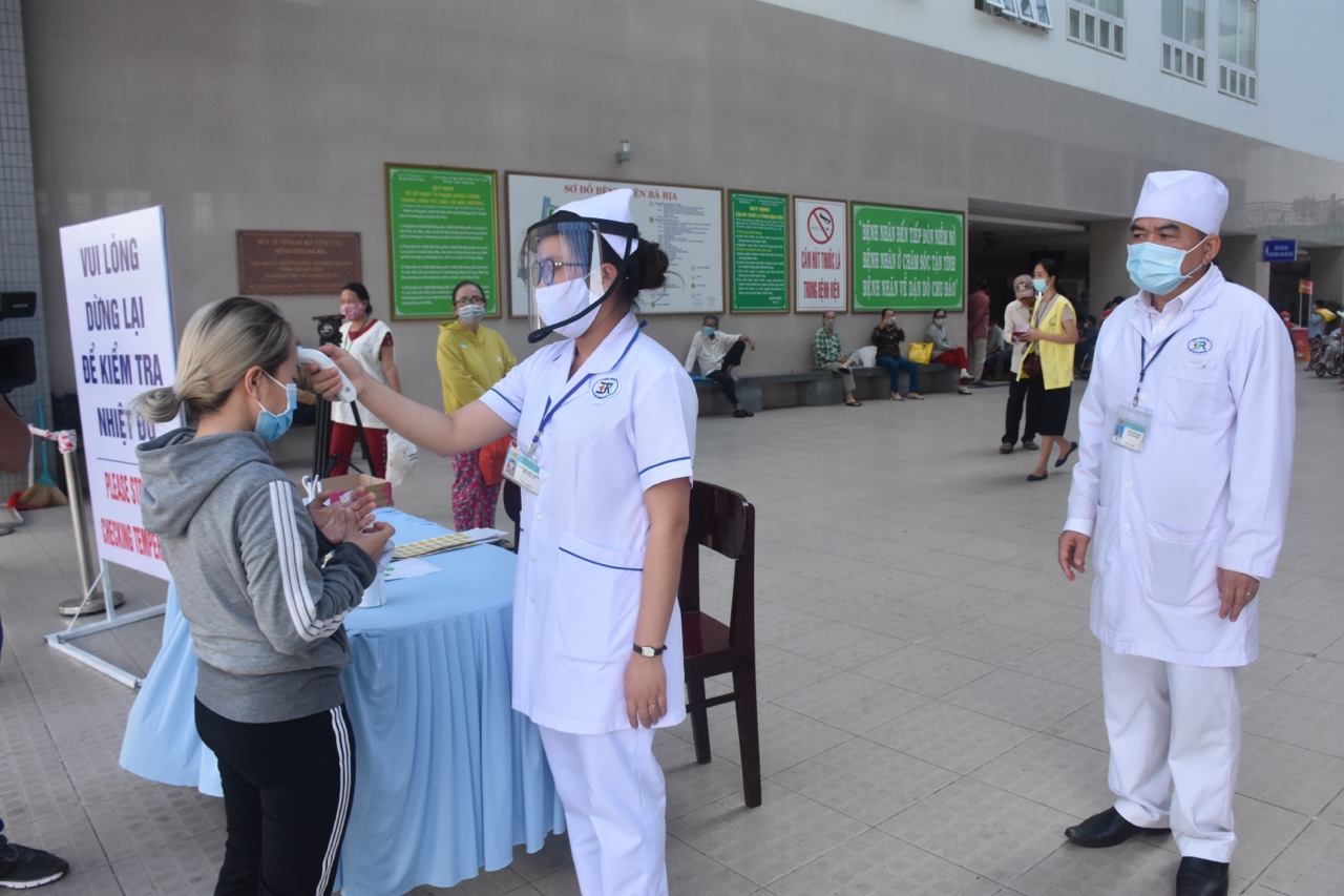 Ông Trần Văn Tuấn yêu cầu ngành y tế tiếp tục theo dõi, bám sát tình hình dịch COVID-19, luôn chủ động những phương án ứng phó với diễn biến mới của dịch.  Trong ảnh: Nhân viên y tế Bệnh viện Bà Rịa kiểm tra thân nhiệt để sàng lọc người vào bệnh viện. 