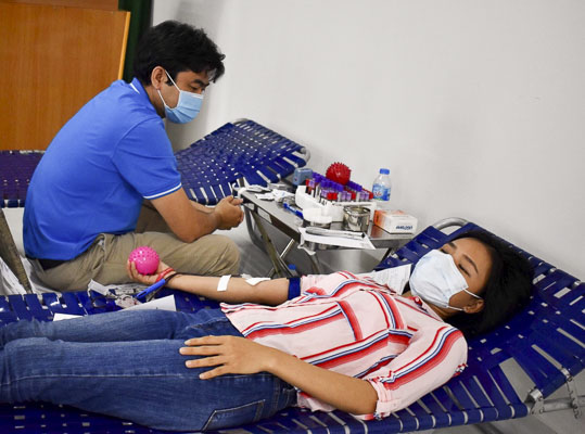 Người dân trên địa bàn TP. Vũng Tàu tham gia hiến máu tình nguyện sáng 21/4.