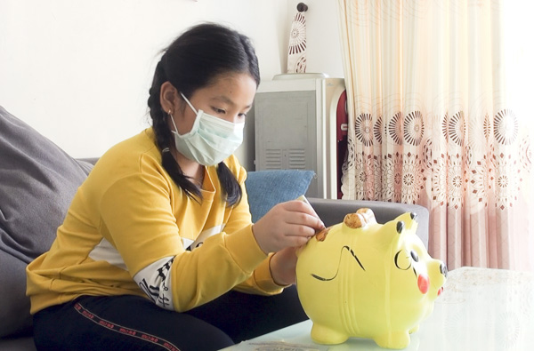 Em Giang Khánh Băng, HS lớp 2A, trường TH Lê Lợi (TT.Long Hải) khui heo đất ủng hộ 500 ngàn đồng cho Quỹ phòng, chống COVID-19 của TT.Long Hải.