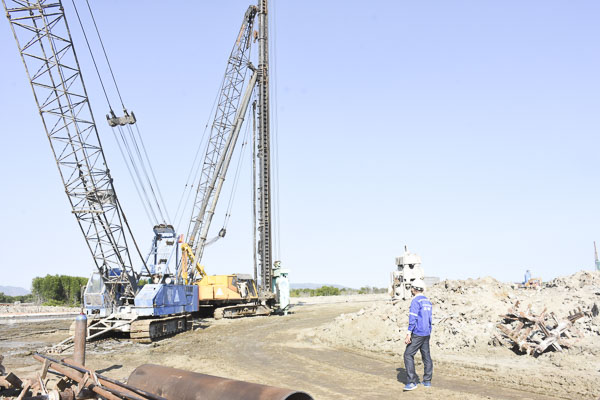 Thi công phần đường và cầu nối từ đường liên cảng đến Cầu Mỏ Nhát (4,4km) tại dự án đường 991B.