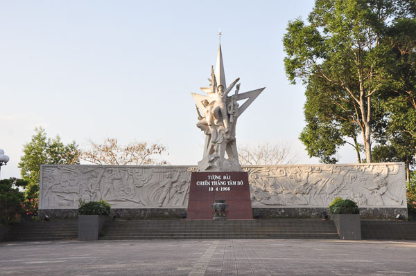 Tượng đài chiến thắng Tầm Bó. Ảnh: NGỌC BÍCH