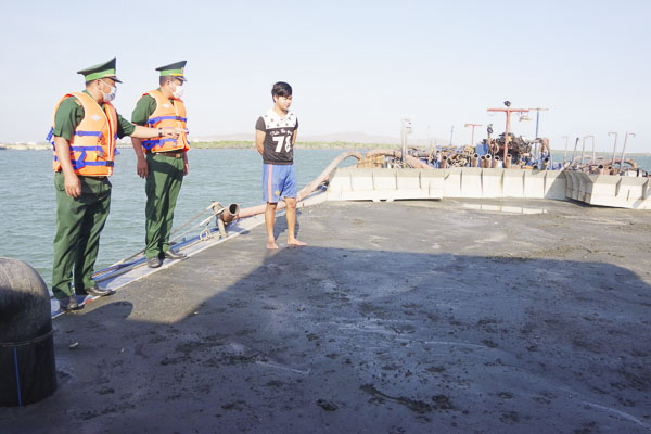 Lực lượng BĐBP tỉnh kiểm tra 1 phương tiện trong vụ 5 phương tiện vận chuyển 2.420m3 cát nhiễm mặn không rõ nguồn gốc hợp pháp ngày 17/4. Ảnh: NHÂN ĐOÀN