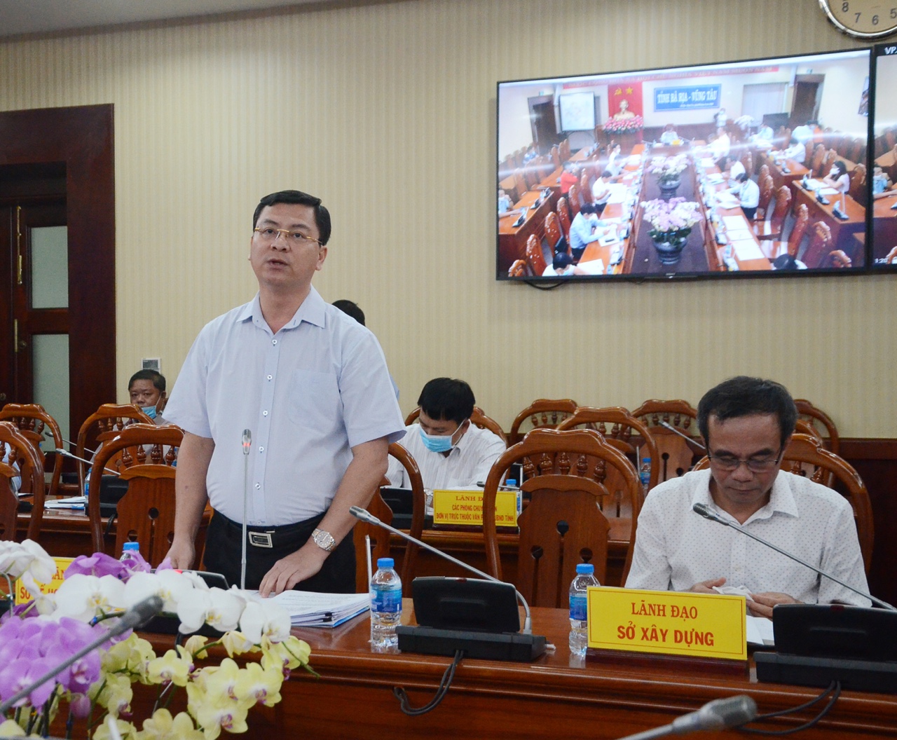 Ông Nguyễn Công Vinh, Giám đốc Sở KH-ĐT báo cáo tình hình thực hiên công tác xây dựng cơ bản tại cuộc họp.