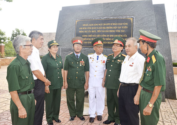 Các cựu chiến binh Sư đoàn Sao Vàng cùng ôn lại những năm tháng kháng chiến ác liệt trong một lần viếng Đài tưởng niệm liệt sĩ cầu Cỏ May. Ảnh: MẠNH THẮNG