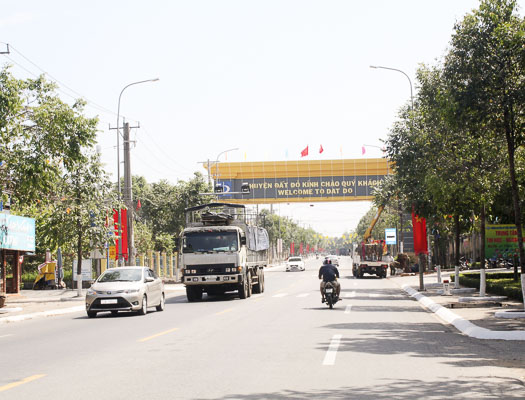 Các tuyến đường Quốc lộ 56 vào huyện Đất Đỏ được đầu tư xây dựng khang trang. Ảnh: ĐÔNG HIẾU