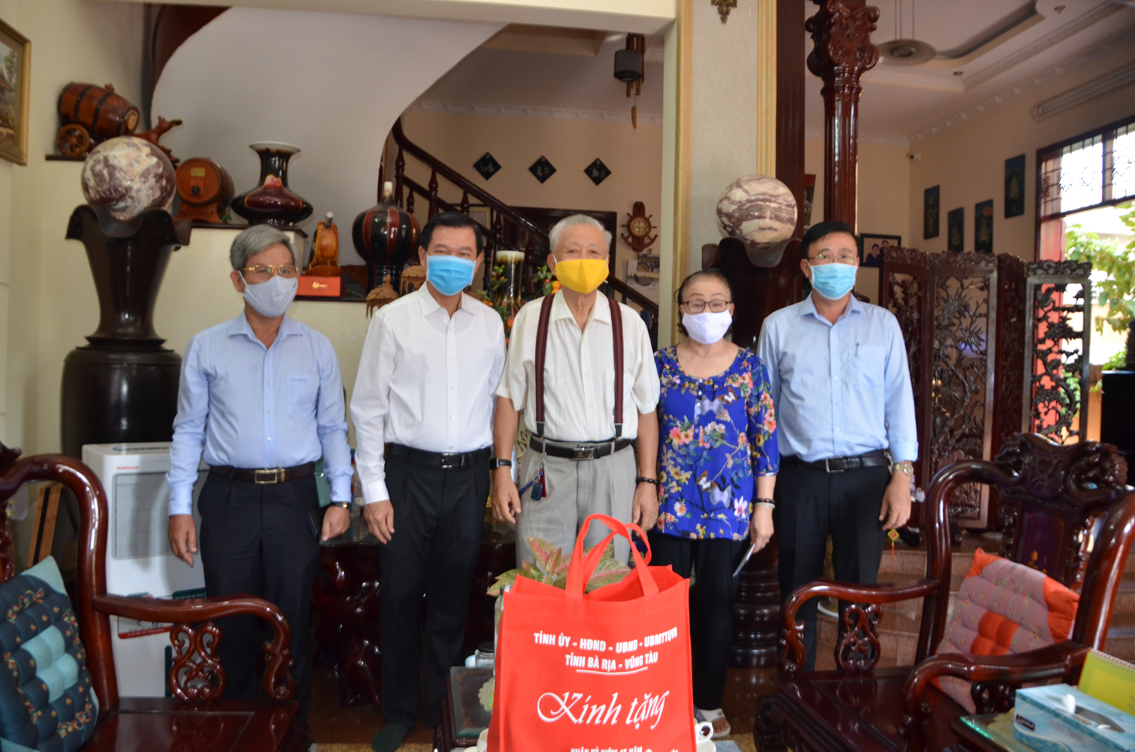 Đoàn do ông Nguyễn Hồng Lĩnh, Ủy viên Trung ương Đảng, Bí thư Tỉnh ủy, Chủ tịch UBND tỉnh làm Trưởng đoàn thăm, tặng quà gia đình ông Trần Văn Khánh và bà Phạm Thị Sơn. Ảnh: DIỄM QUỲNH