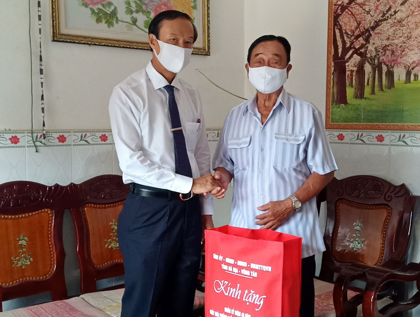 Ông Nguyễn Văn Thọ, Chủ tịch UBND tỉnh tặng quà ông Lê Hà, nguyên thuyền trưởng tàu không số. Ảnh: ĐÔNG HIẾU