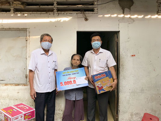 Đại diện Báo BR-VT tặng quà và số tiền 5 triệu đồng từ Quỹ “Tấm lòng vàng” cho gia đình bà Đỗ Thị Hiếu.