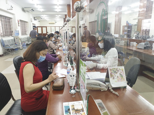 Khách hàng giao dịch tại Vietcombank Vũng Tàu.