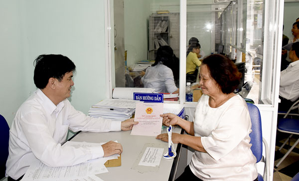 Sự hài lòng của người dân là thước đo của sự thành công trong việc thực hiện nâng cao chỉ số PAPI. Trong ảnh: Người dân làm thủ tục cấp giấy chứng nhận quyền sử dụng đất tại TP. Vũng Tàu.