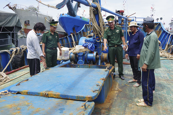 Lực lượng Biên phòng kiểm tra hàng hóa trên tàu Tấn Thành.