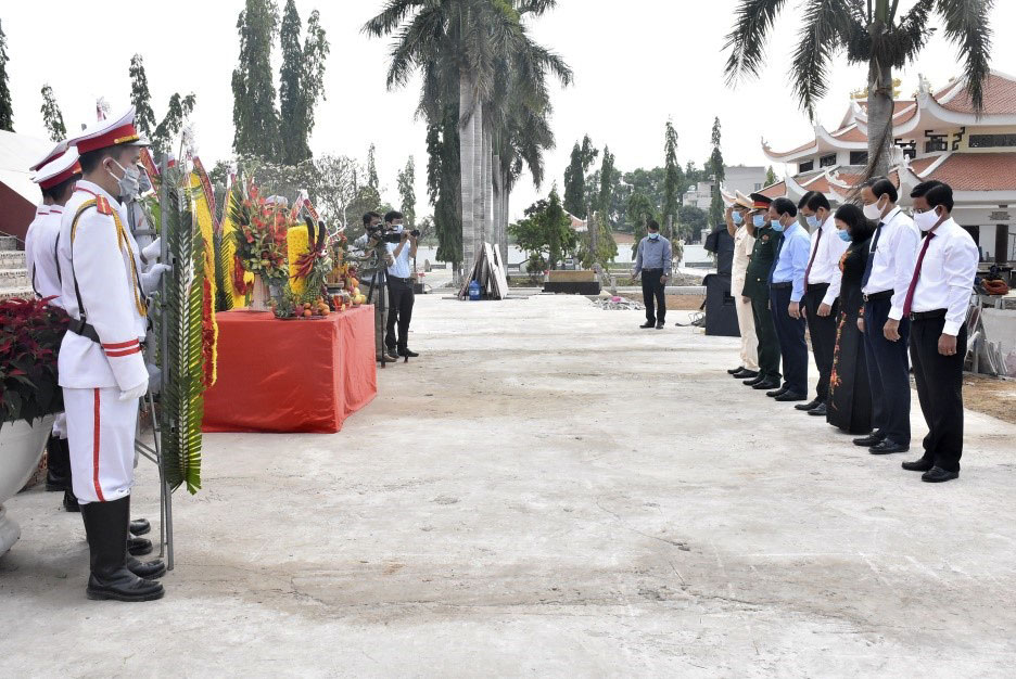 Tiếp đó, các đại biểu đã thắp nhang tưởng nhớ  và tri ân tại các phần mộ liệt sĩ.