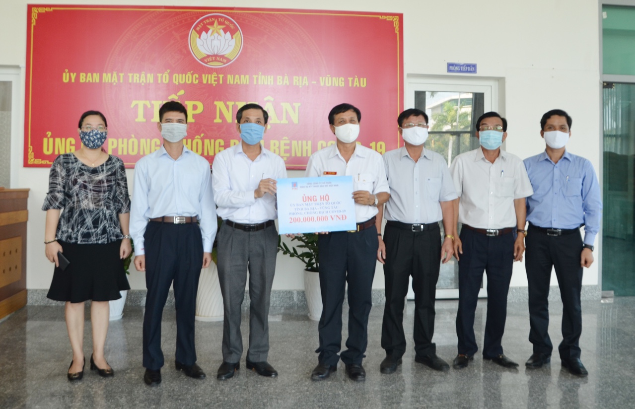 Ông Nguyễn Thế Chuyên, Trưởng Ban Văn hóa-Thể thao Công đoàn Tổng Công ty CP Dịch vụ Kỹ thuật Dầu khí Việt Nam (thứ 4 từ phải qua) và đại diện Tổng công ty trao bảng tượng trưng số tiền 200 triệu đồng cho UBMTTQVN tỉnh. 