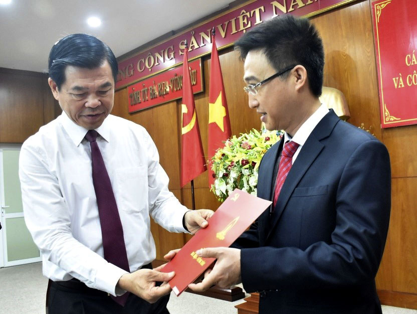 Ông Nguyễn Hồng Lĩnh, Ủy viên Trung ương Đảng, Bí thư Tỉnh ủy, Chủ tịch HĐND tỉnh trao Quyết định cho ông Đặng Minh Thông, Bí thư Thành ủy Bà Rịa giữ chức Ủy viên Ban Thường vụ Tỉnh ủy.