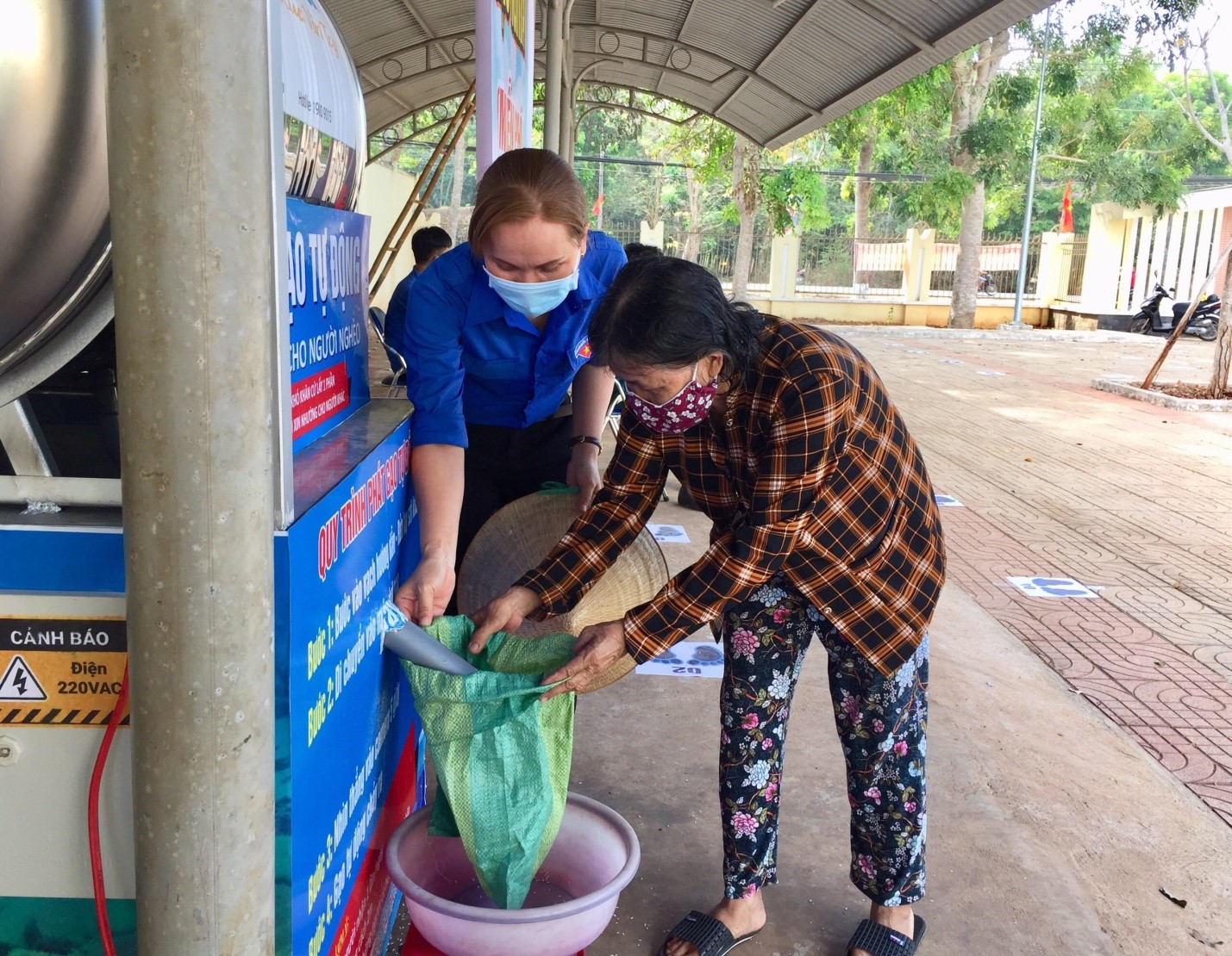 ĐVTN huyện Châu Đức hướng dẫn người dân nhận gạo tại cây “ATM”.