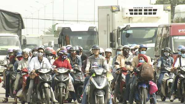 Dòng người và xe hướng về Bà Rịa-Vũng Tàu trên Quốc lộ 51 ngày 30-4.