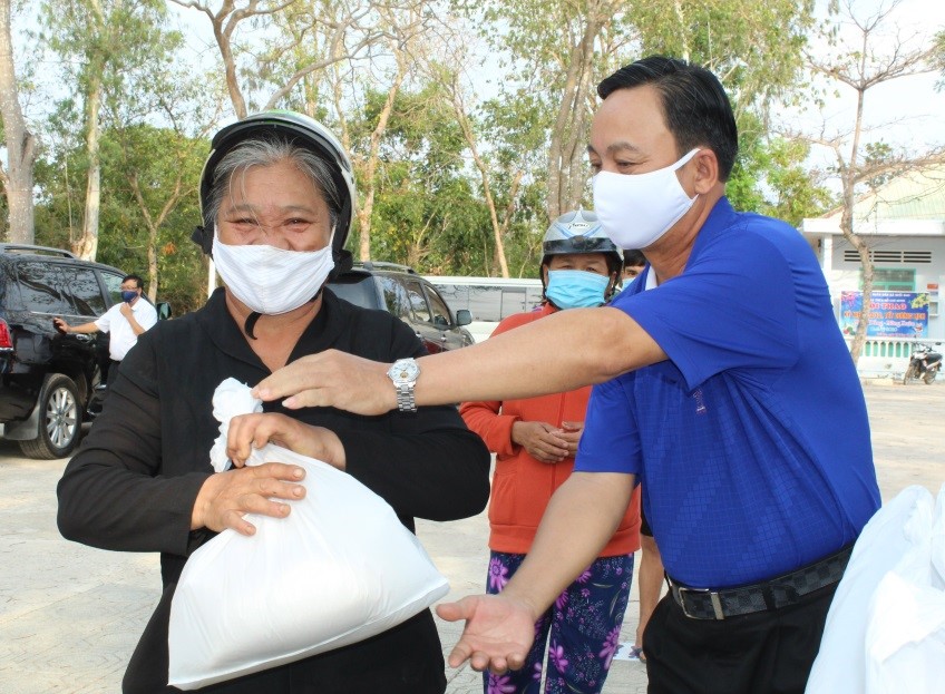 Ông Phạm Văn Triêm, Chủ tịch HĐQT Công ty CP Đầu tư và Xây dựng Tân Phước Thịnh trao quà cho người dân tại Trung tâm Văn hóa – Học tập cộng đồng xã Suối Rao (huyện Châu Đức).