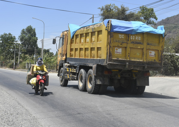 Xe ben chở đầy đá nhưng che chắn rất sơ sài.