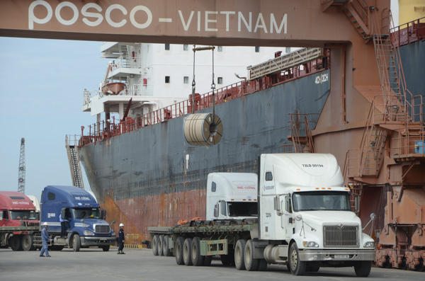 Bốc dỡ thép cuộn tại cảng Posco (TX.Phú Mỹ). Ảnh: MỸ PHƯỢNG