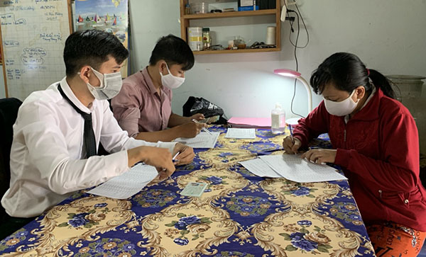 Chị Phan Thị Hiếu làm thủ tục nhận tiền từ Quỹ Trợ vốn của LĐLĐ tỉnh. 