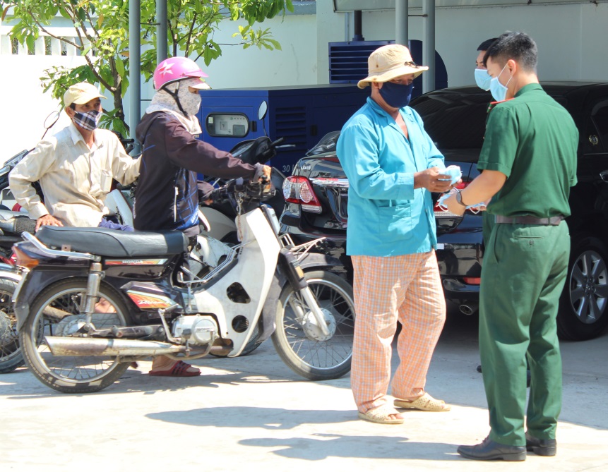 Trao qua 3: Cán bộ, chiến sĩ Trạm Biên phòng cửa khẩu cảng Vũng Tàu phát và yêu cầu người dân đeo khẩu trang trước khi vào nhận quà.