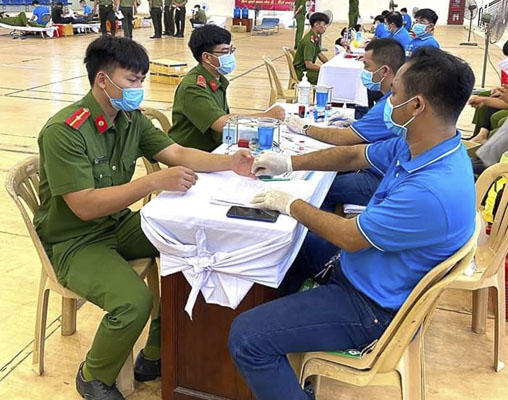 Các chiến sĩ công an tại “Ngày hội hiến máu tình nguyện” năm 2020.