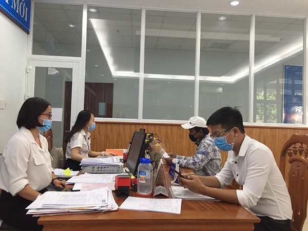 Người nộp thuế giao dịch tại bộ phận một cửa Cục Thuế tỉnh.