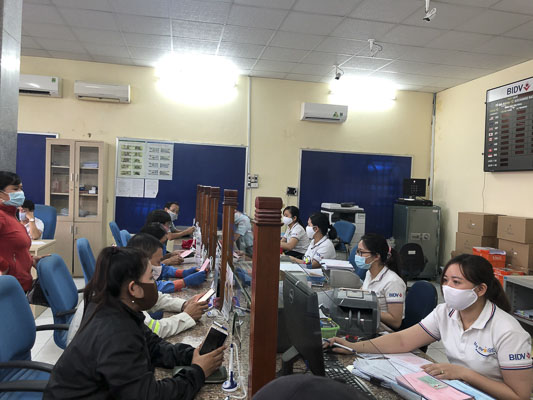 Khách hàng giao dịch tại BIDV Phú Mỹ.