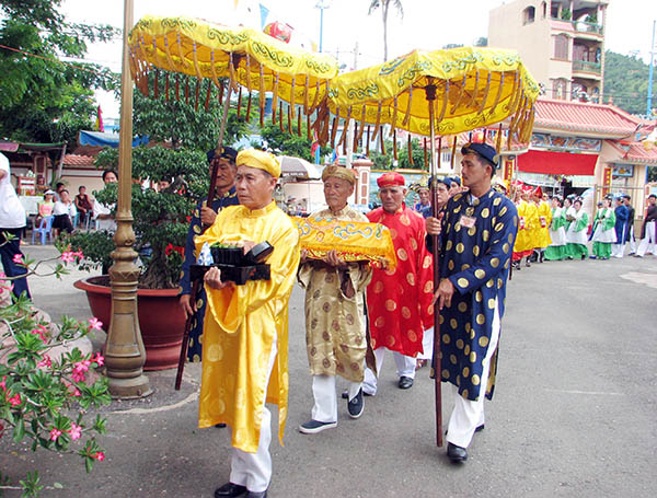 Nghi thức thỉnh sắc phong Đình thần Thắng Tam tại lễ hội Nghinh Ông.