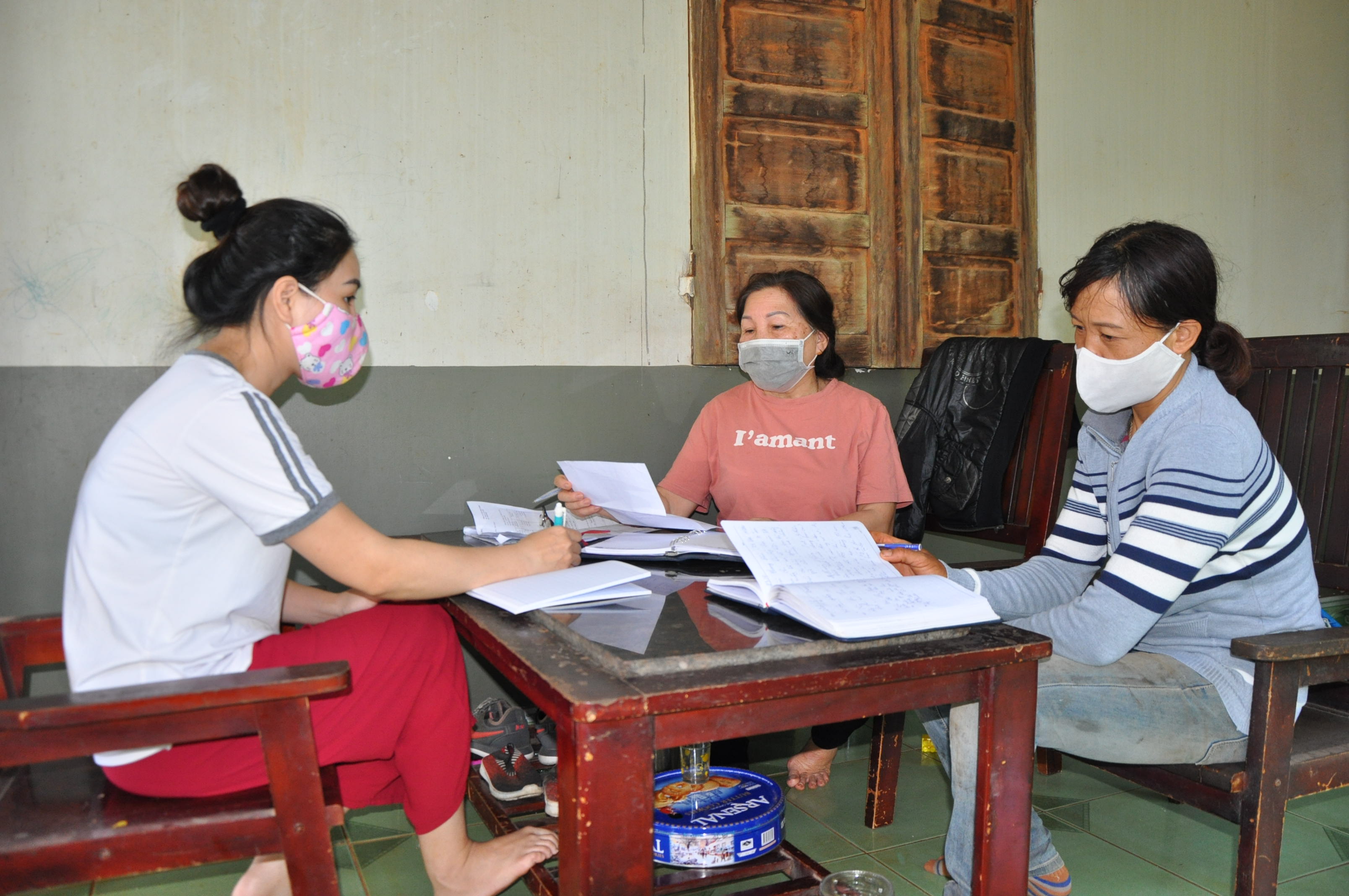 Bà Bùi Thị Thơm (giữa) cùng các hội viên Chi hội Nông dân ấp Bình Mỹ trao đổi công việc của Chi hội.