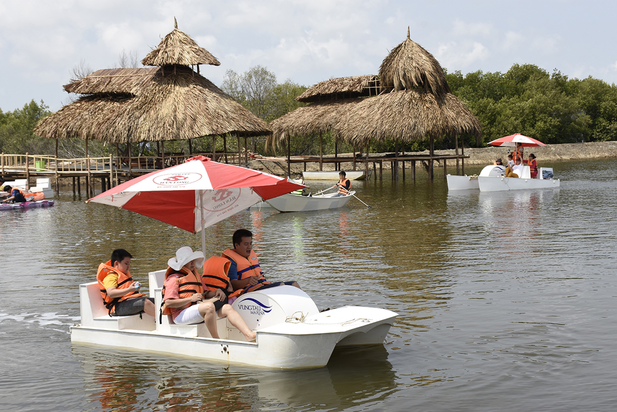 Du khách chơi đạp vịt tại Vũng Tàu Marina. 
