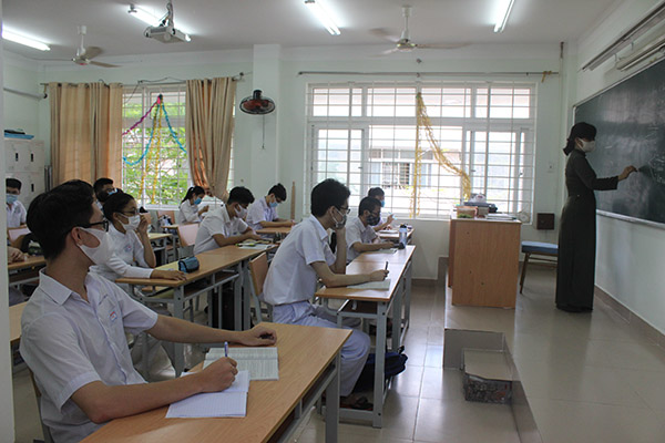 HS lớp 12 Tin, Trường THPT chuyên Lê Quý Đôn gấp rút ôn tập chuẩn bị cho kỳ thi tốt nghiệp THPT năm 2020. Ảnh: KHÁNH CHI