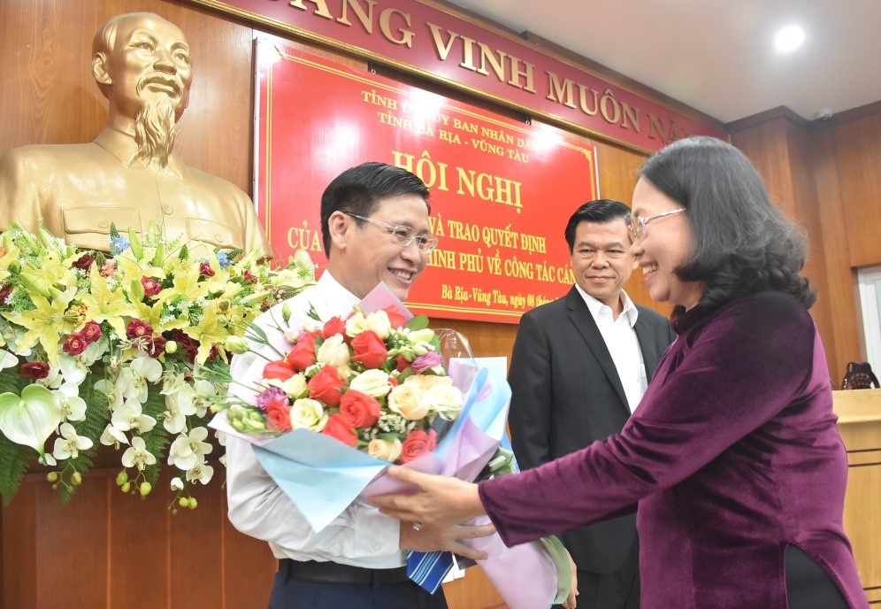Bà Nguyễn Thị Yến, Phó Bí thư Thường trực Tỉnh ủy, Trưởng Đoàn đại biểu Quốc hội tỉnh tặng hoa chúc mừng tân Phó Chủ tịch UBND tỉnh Lê Ngọc Khánh.