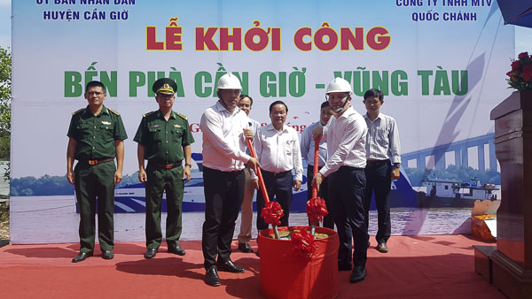 Các đại biểu thực hiện nghi thức khởi công bến phà Cần Giờ - Vũng Tàu.