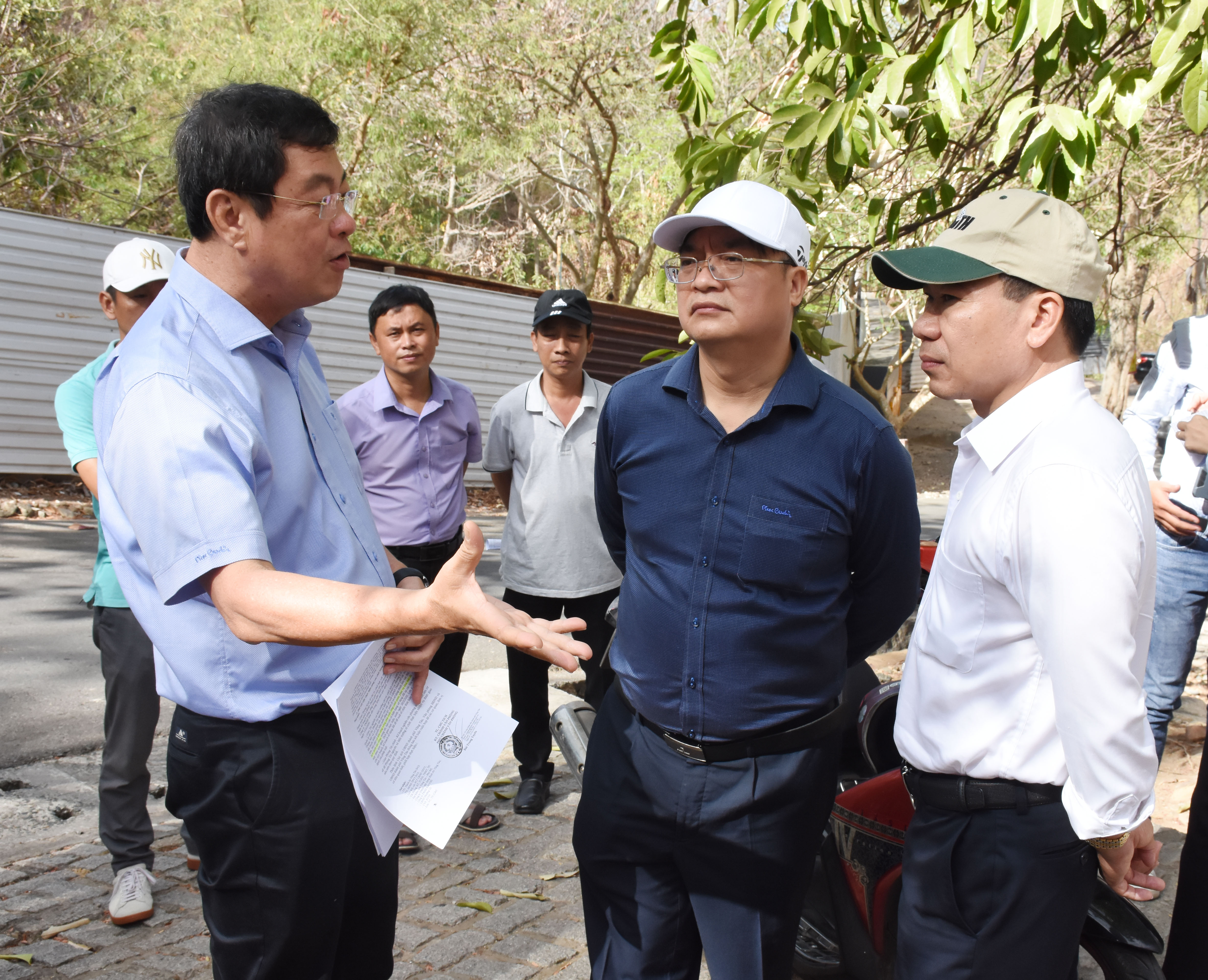 Ông Trần Đình Khoa, Ủy viên Ban Thường vụ Tỉnh ủy, Bí thư Thành ủy Vũng Tàu (bìa trái) trao đổi về công tác trồng rừng của địa phương với ông Hoàng Vũ Thảnh, Phó Chủ tịch UBND TP. Vũng Tàu (chính giữa).