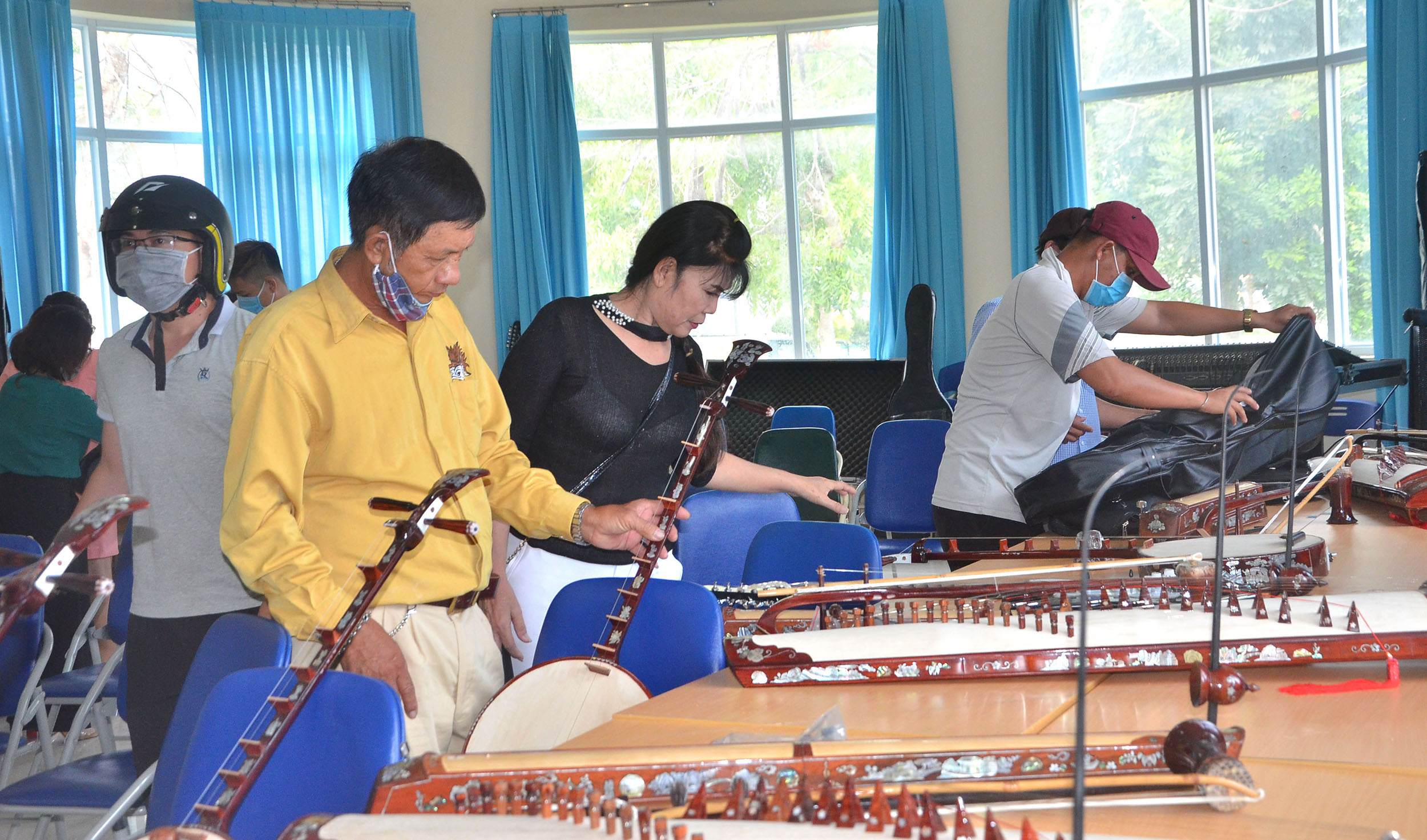 Nghệ nhân các CLB ĐCTT trên địa bàn tỉnh bên những loại nhạc cụ ĐCTT mới được Trung tâm  Văn hóa - Nghệ thuật tỉnh bàn giao vào ngày 24/4. 