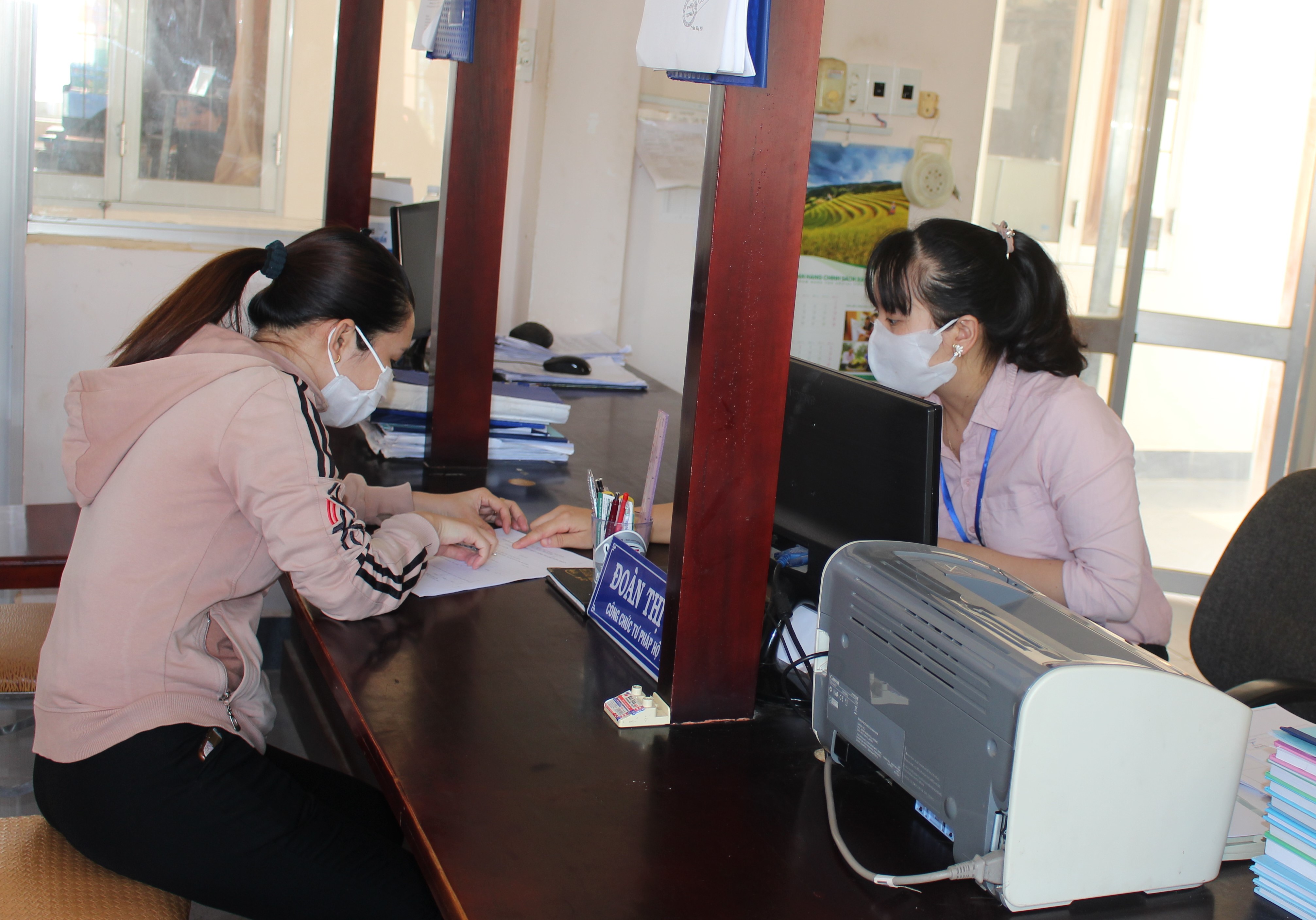 Công chức Bộ phận “một cửa” UBND xã Bông Trang hướng dẫn người dân làm TTHC.