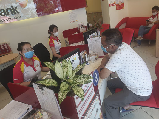 Khách hàng giao dịch tại HDbank Vũng Tàu.