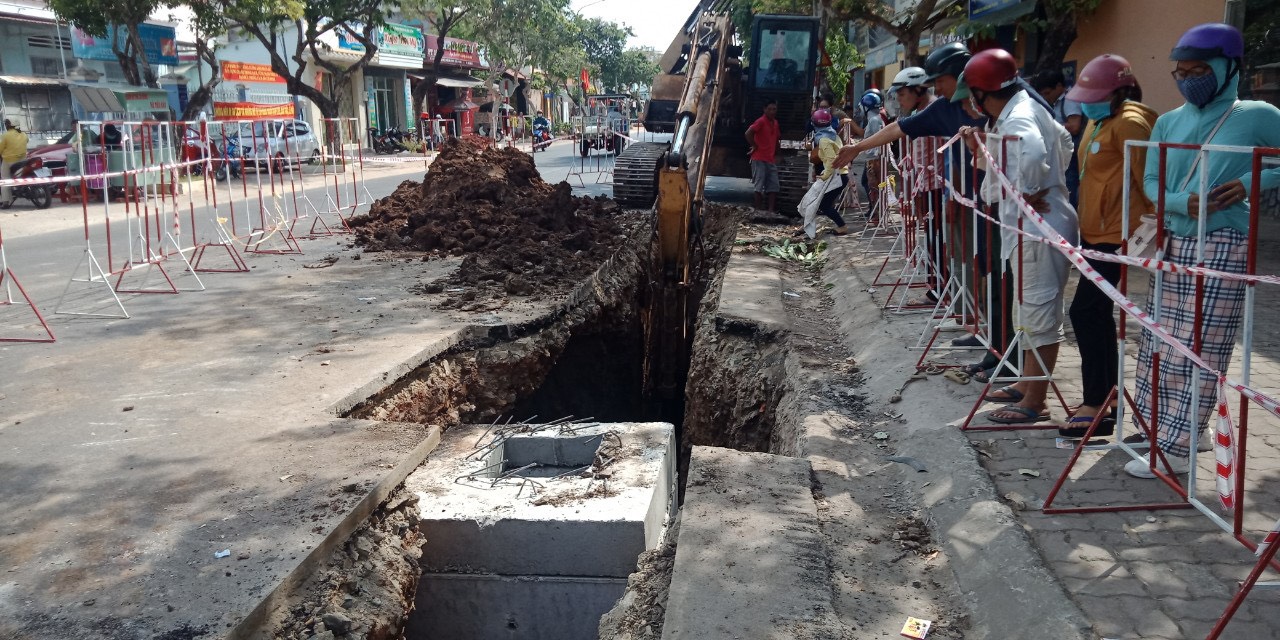 Khoảng 8 giờ 20 phút ngày 12/5 tại công trình đang thi công hệ thống thoát nước trên đường 27/4, Phường Phước Hưng, TP.Bà Rịa đã xảy ra sạt lở đất khiến anh Lê Văn Út (SN 1982, quê Vĩnh Long) tử vong. Theo các nhân chứng tại hiện trường cho biết, vào thời điểm xảy ra tai nạn công trường này có 7 công nhân đang đào, lắp cống. Trong đó anh Út đang ở dưới độ sâu khoảng 5m để điều chỉnh cống thoát nước thì bất ngờ đất ta luy đổ sập đè lên người nạn nhân. Sau khi nhận được tin báo lực lượng PCCC và CNCH (PC-07)-Công an tỉnh đã đến cứu hộ, đưa nạn nhân đi cấp cứu. Tuy nhiên anh Út đã tử vong. Hiện trường đã được phong tỏa để các cơ quan chức năng điều tra xử lý theo quy định. Tin, ảnh: TRÍ NHÂN