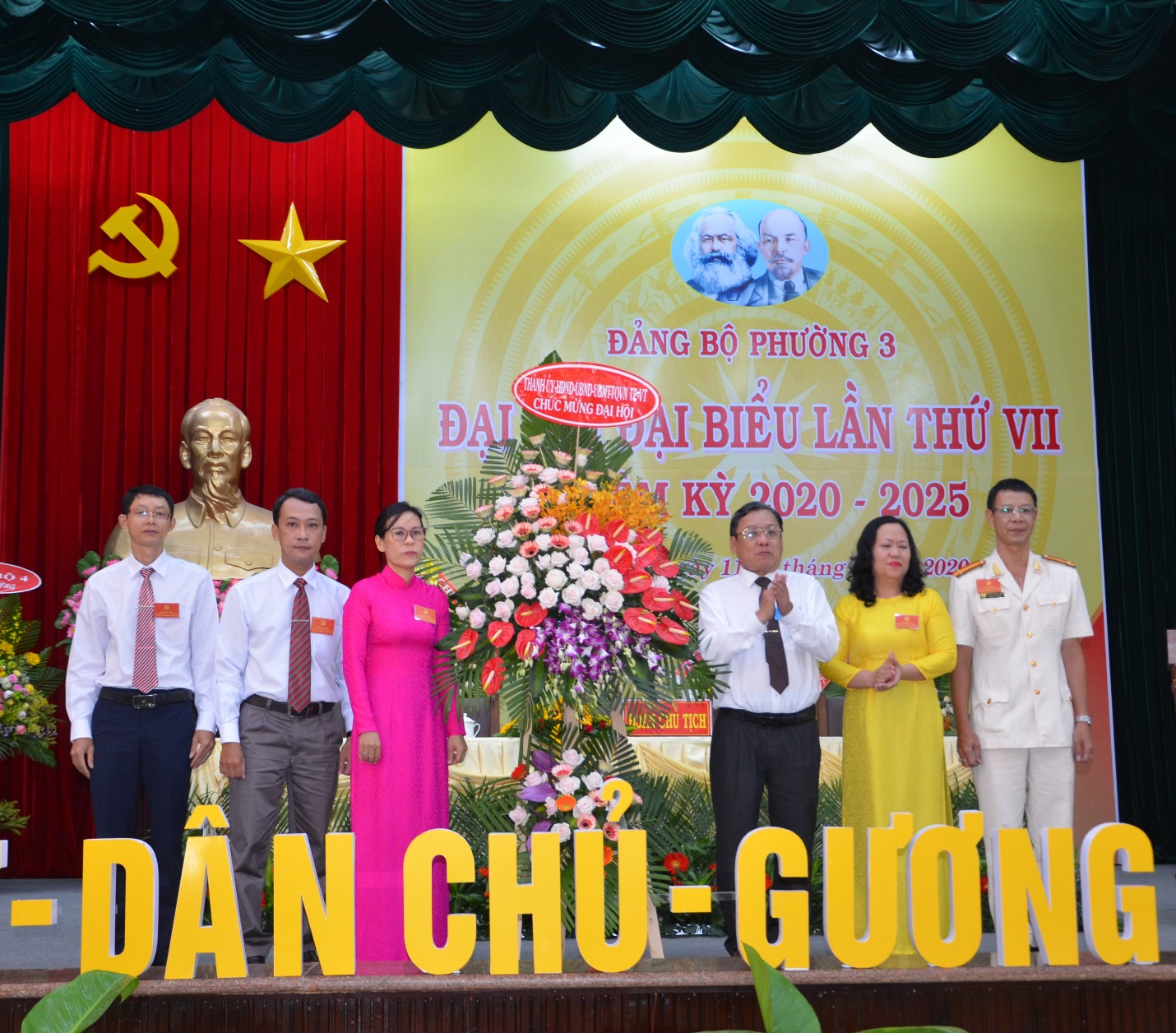 Ông Nguyễn Đăng Minh, Phó Bí thư Thành ủy Vũng Tàu (thứ 3 từ phải sang) tặng hoa chúc mừng Đại hội.