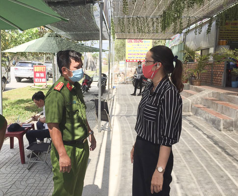 Các cơ quan chức năng của xã Long Sơn kiểm tra, tuyên truyền vận động người dân chấp hành tốt chính sách, pháp luật của Đảng, Nhà nước.