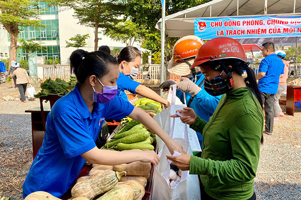 ĐVTN hướng dẫn người dân nhận nhu yếu phẩm tại “Phiên chợ 0 đồng”.