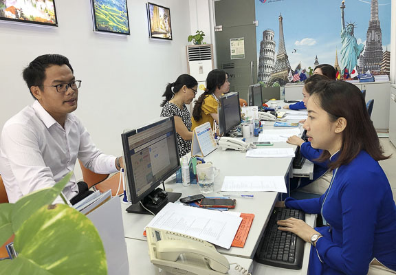 Du khách tìm hiểu tour tại Vietravel chi nhánh Vũng Tàu  trong ngày 13/5. 