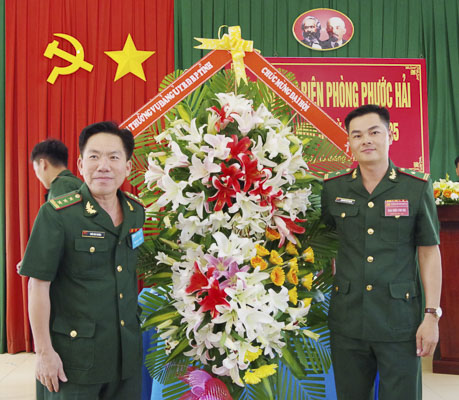Thượng tá Trần Văn Trường (bên trái),  Phó Chỉ huy trưởng Bộ Chỉ huy BĐBP tỉnh tặng hoa chúc mừng Đại hội.