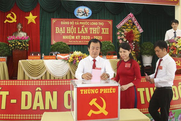 Các đại biểu bỏ phiếu bầu BCH lần thứ XII, nhiệm kỳ 2015-2020.  Ảnh: TUẤN VŨ