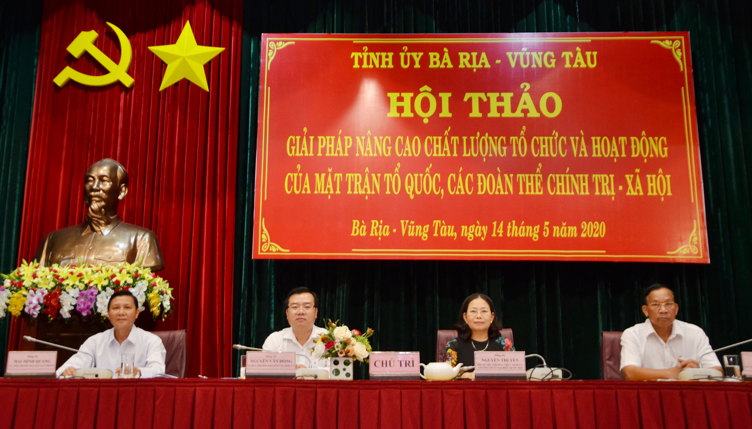 Bà Nguyễn Thị Yến, Phó Bí thư Thường trực Tỉnh ủy, Trưởng Đoàn ĐBQH tỉnh; ông Nguyễn Văn Đồng, Ủy viên Ban Thường vụ Tỉnh ủy, Trưởng Ban Dân vận Tỉnh ủy; cùng các ông Mai Minh Quang và ông Phạm Hòa, Phó Trưởng Ban Dân vận Tỉnh ủy đồng chủ trì hội thảo (ảnh).