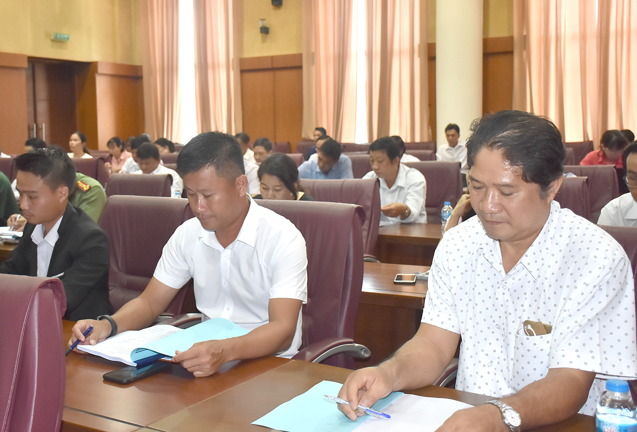 Các đại biểu về tham dự hội thảo.