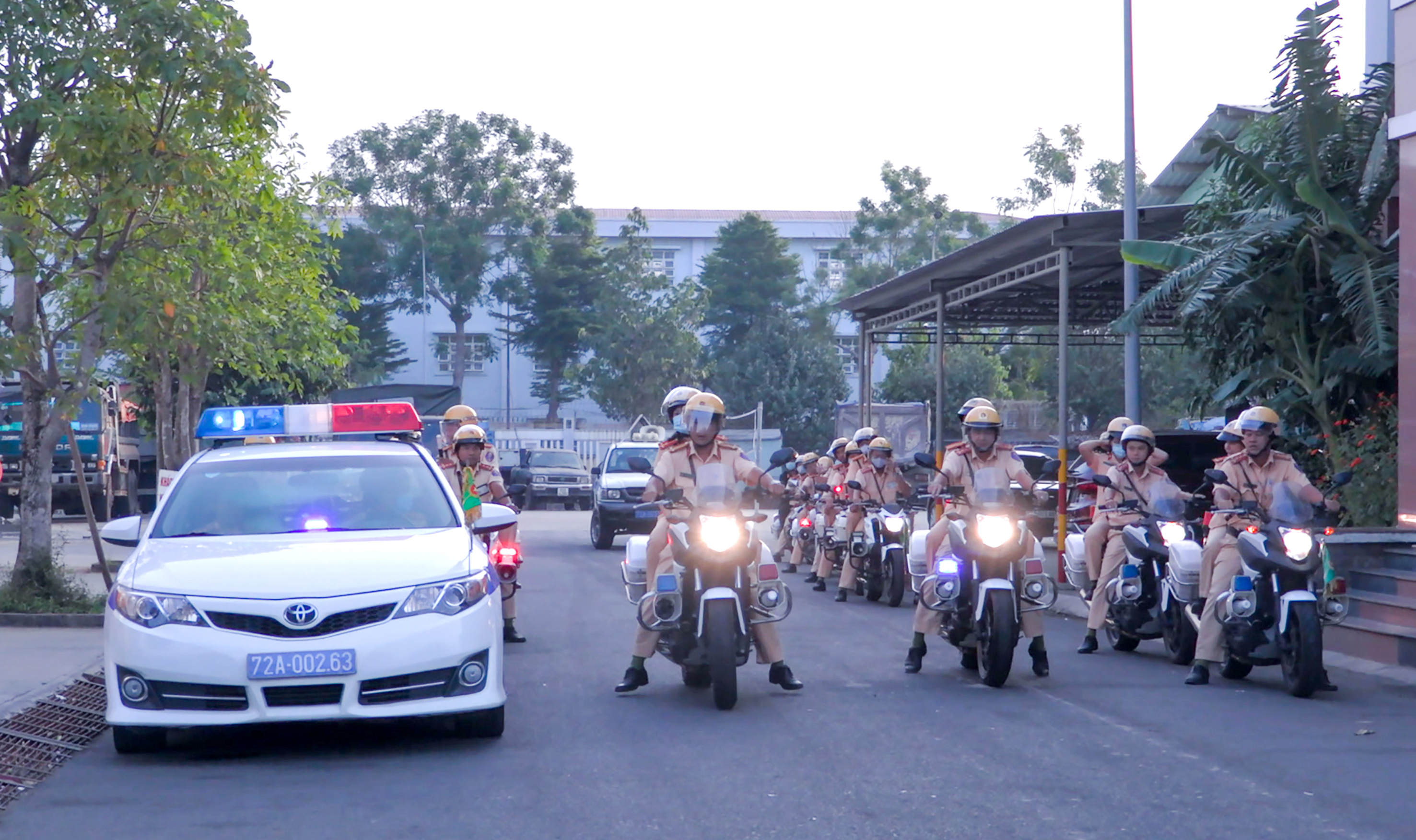 Lực lượng Phòng CSGT, Công an tỉnh ra quân tổng kiểm tra phương tiện giao thông cơ giới đường bộ sáng 15/5.