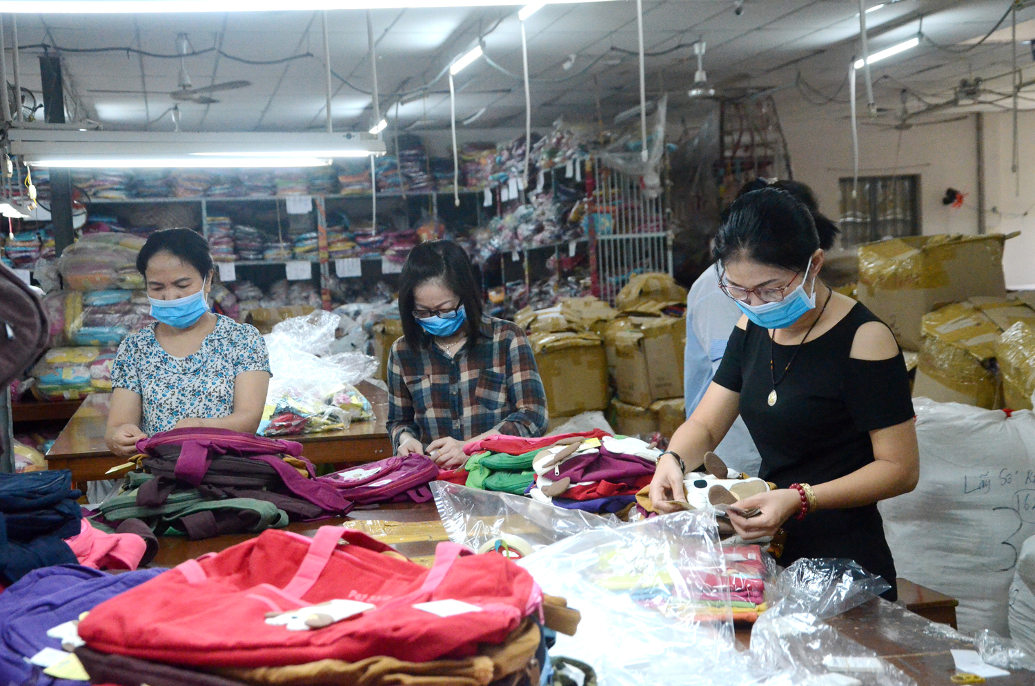 Người sử dụng lao động sẽ được vay vốn với lãi suất 0% để trả lương ngừng việc cho người lao động do ảnh hưởng của dịch COVID-19 theo chỉ đạo của Thủ tướng Chính phủ. Trong ảnh: Công nhân Công ty TNHH May Thăng Long trong giờ sản xuất (ảnh minh họa).